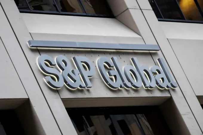 S&P Global Downgrades Outlooks on Five Regional US Banks to 'Negative'