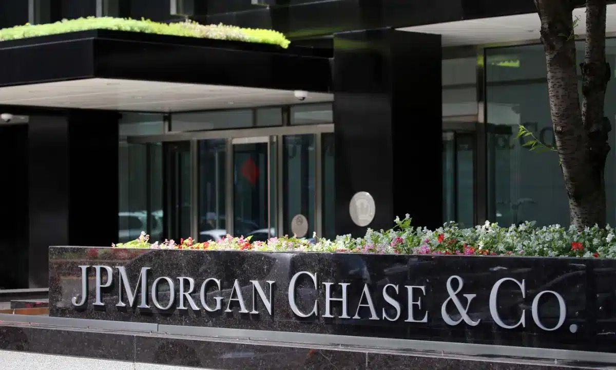 JPMorgan Chase unveils LLM Suite, a generative AI bot, revolutionizing research analysis