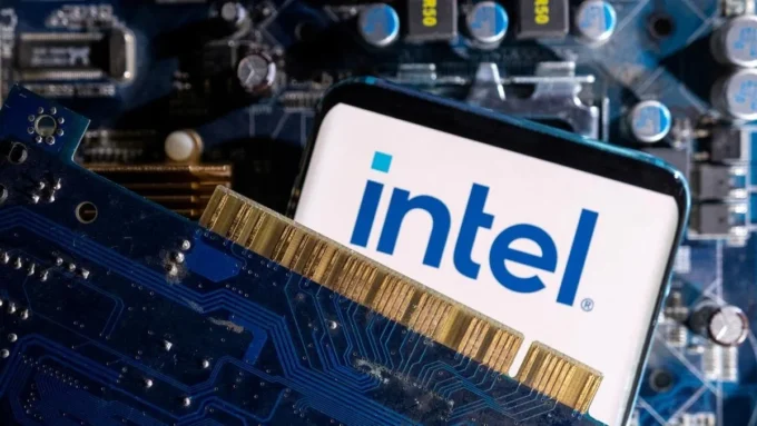 Intel Courting Apple for Strategic Investment as Chipmaker Battles Foundry Losses