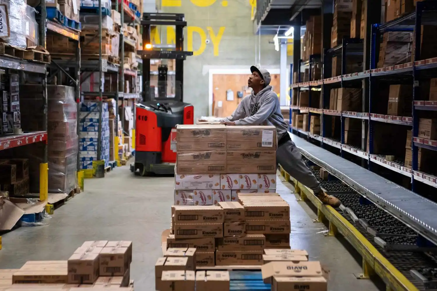 US September Jobs Report Reveals Mixed Labor Market as Unemployment Reaches Four-Year High Despite Job Gains