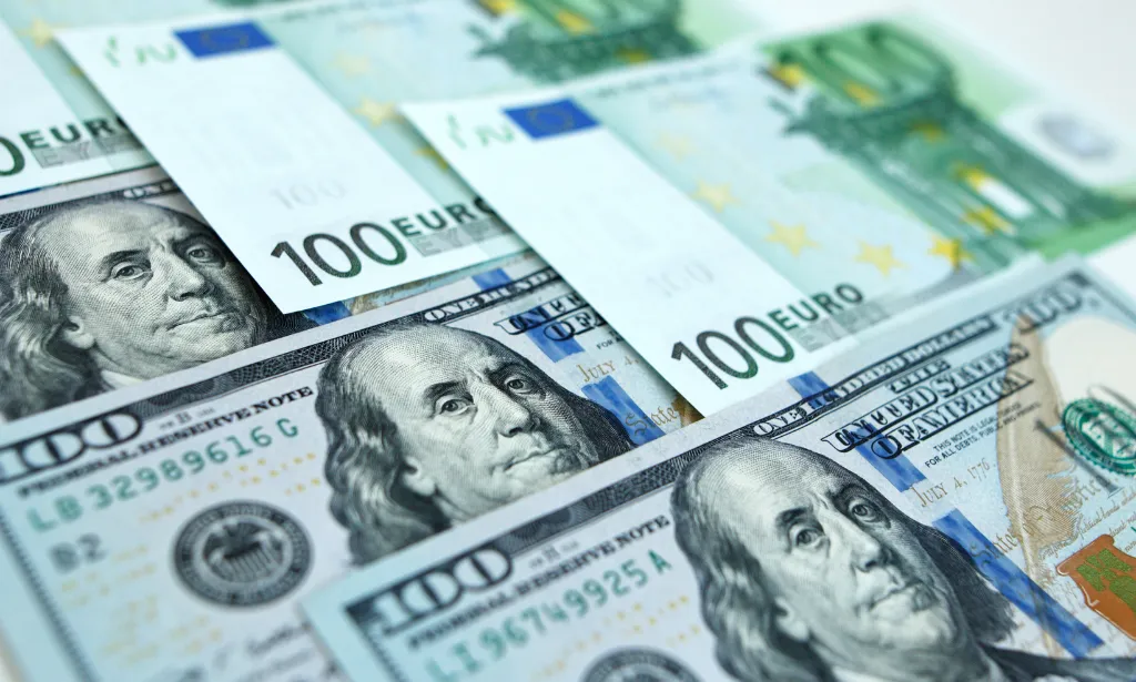 Euro Slides on Lagarde Exit Reports as Fed Minutes and Geopolitical Tensions Reshape Global Currency Markets